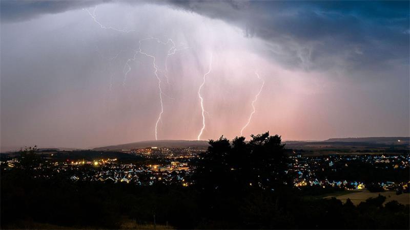 Blitze zucken bei einem Sommergewitter in der Nacht über Mössingen in Baden-Württemberg.