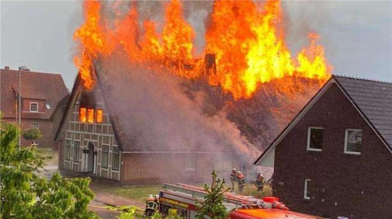 Chronik spektakulärer Reetdachhausbrände der vergangenen Jahre Blitzeinschlag: Beim Eintreffen der Ortsfeuerwehr Ladekop stand das Fachwerkhaus im Dachfirst bereits in Vollbrand.