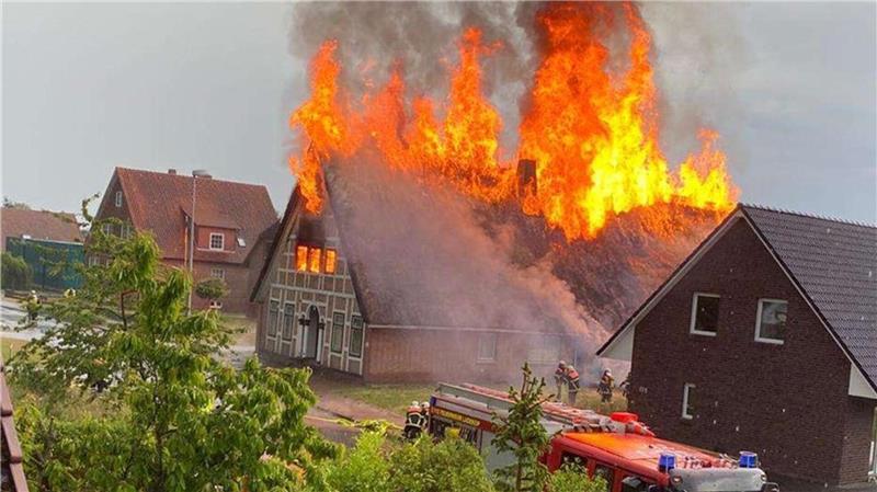 Helfer, Helden, Historie: Ein Großbrand wütet in Dollern Blitzeinschlag: Beim Eintreffen der Ortsfeuerwehr Ladekop stand das Fachwerkhaus im Dachfirst bereits in Vollbrand.