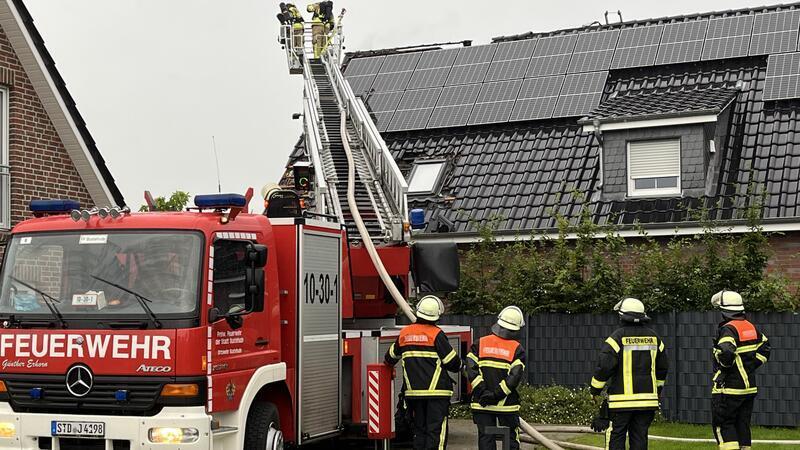 Gewitter und Starkregen im Kreis Stade: Blitz schlägt in Wohnhaus ein Blitzeinschlag: Feuerwehrleute suchen mit Hilfe der Drehleiter von Zug I der Ortsfeuerwehr Buxtehude in Jork-Königreich nach Brandnestern.