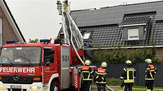 Blitzeinschlag: Feuerwehrleute suchen mit Hilfe der Drehleiter von Zug I der Ortsfeuerwehr Buxtehude in Jork-Königreich nach Brandnestern.
