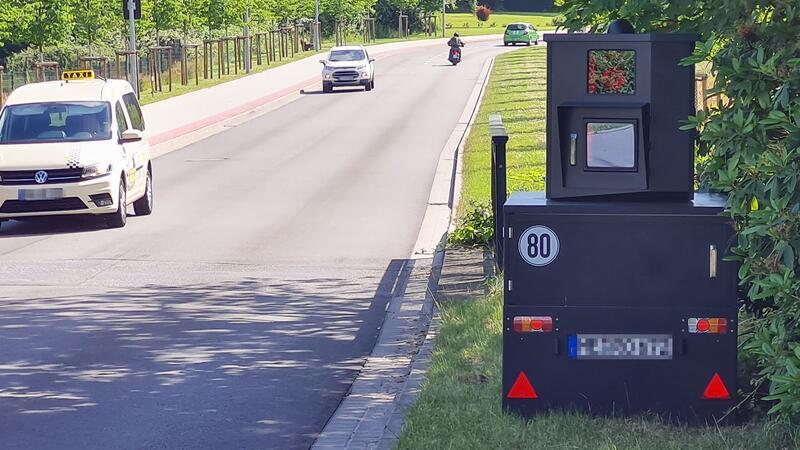 Debatte im Stader Kreistag: Mehr Verkehrssicherheit durch mehr Blitzer? Blitzer-Anhänger Anette ist bereits im Landkreis Stade im Einsatz.