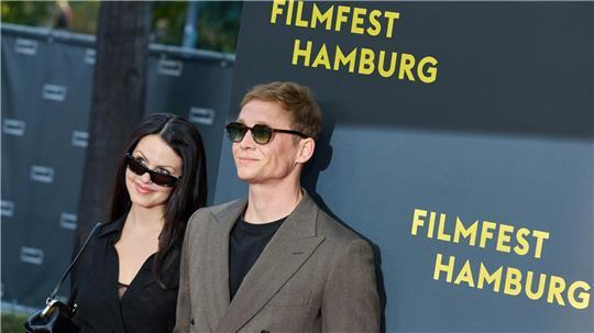 Blitzlichtgewitter auf dem roten Teppich: Die Schauspielerin Ruby O. Fee und der Schauspieler Matthias Schweighöfer haben ihren neuen Film „Das Leben der Wünsche“ vorgestellt. (Archivbild)