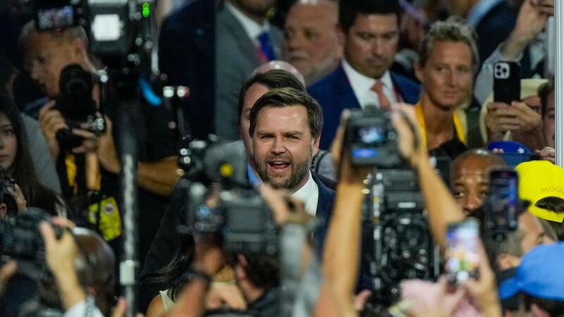 Trumps Auserwählter: Wer ist J.D. Vance? Blitzlichtgewitter für Trumps Vize: J.D. Vance wird beim Parteitag der Republikaner in Milwaukee von einer jubelnden Menge empfangen.
