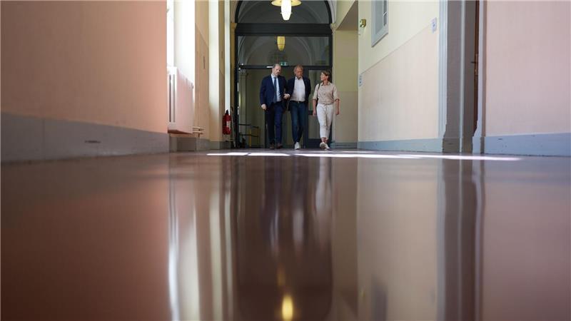 Bilder des Tages Block und Delling auf dem langen Weg in den Sitzungssaal