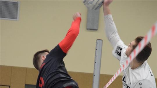 Blockduell im Faustball.