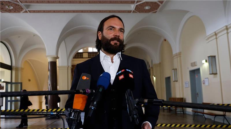 Blocks Verteidiger Ingo Bott gibt am Rande des Prozesses ein Statement ab.