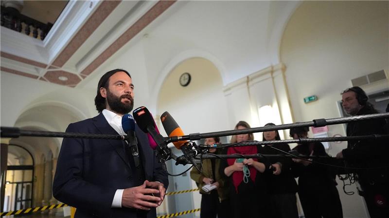 Neue Ehefrau im Block-Prozess: „Hier lügt jemand“ Blocks Verteidiger Ingo Bott gibt vor der Presse ein Statement ab.