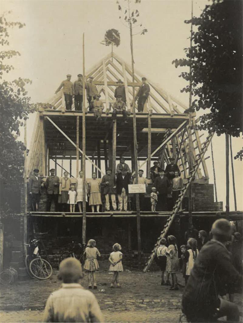 100 Jahre Blohm Bau in Harsefeld: Wie sich die Baubranche verändert hat Blohm Bau gibt Einblicke in die Unternehmensgeschichte: Ein Richtfest in Harsefeld Ende der 1940er Jahre.