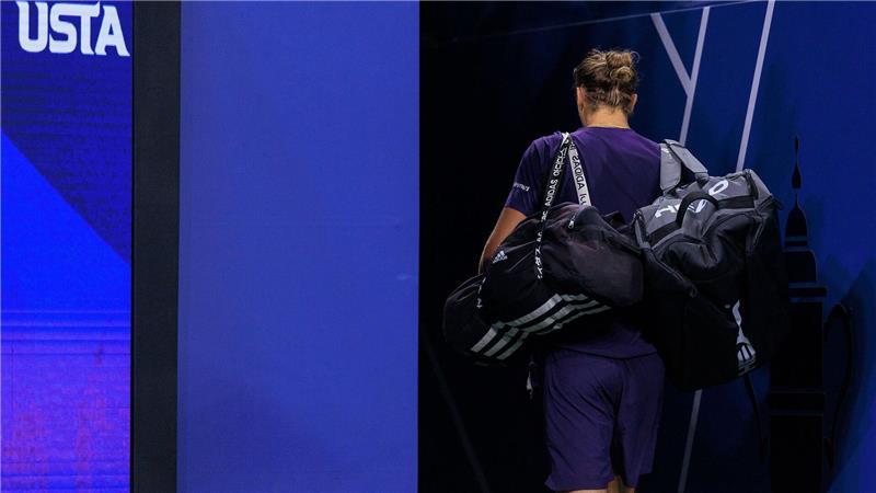 „Schlecht gespielt“: Zverev erlebt nächsten Grand-Slam-Frust Bloß weg: Zverev trottete deprimiert aus dem Stadion.