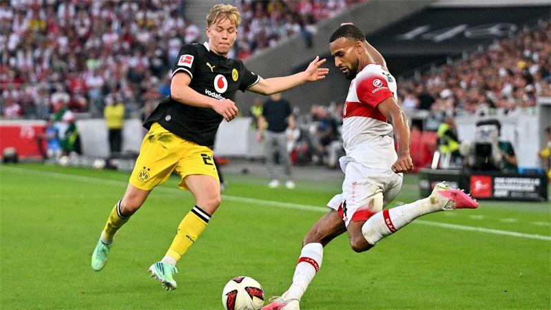 Dank Beier: BVB siegt beim VfB und übernimmt Tabellenführung Bloß weg damit: Stuttgarts Josha Vagnoman (r) holt aus, beobachtet von BVB-Spieler Daniel Svensson.
