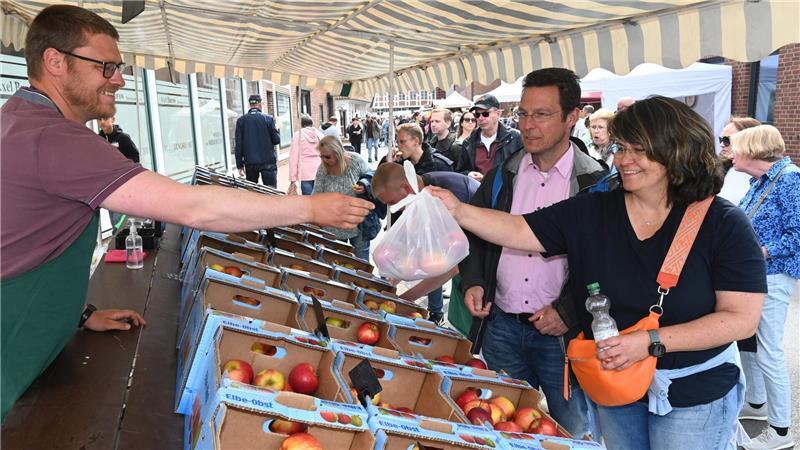 Tausende jubeln neuer Altländer Blütenkönigin Ella beim Corso in Jork zu Blütenfest 2025