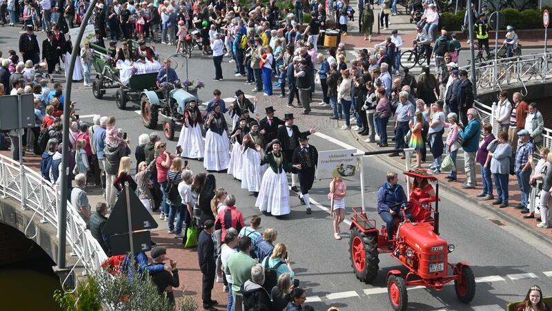 Altländer Blütenfest soll vorverlegt werden Blütenfest 2025: Der Blütencorso zieht die Massen an.