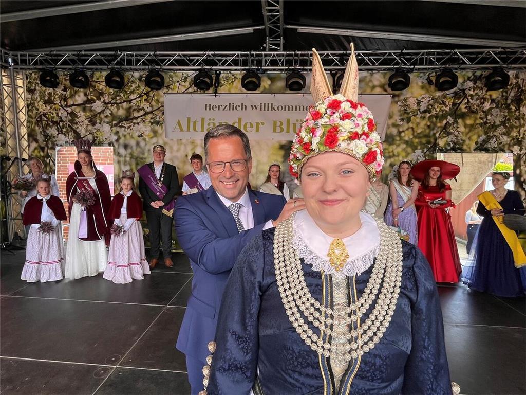 Blütenfest 2025  Landrat Kai Seefried krönt die neue Altländer Blütenkönigin Ell...