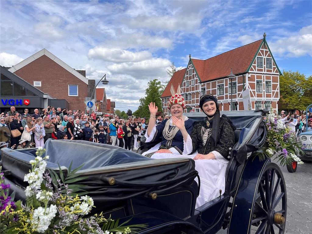 Blütenfest 2025  Die Altländer Blütenkönigin 2025/2026, Ella Weilert, winkt mit ...