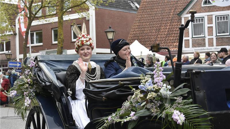 Blütenkönigin Anna mit ihrer Vorgängerin Ella.