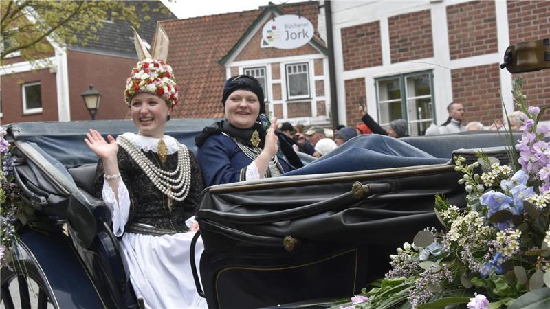 Blütenkönigin Anna mit ihrer Vorgängerin Ella beim Blütenkorso.