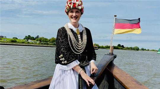 Blütenkönigin Linn Schuback steuert den Pfahlewer Oderik von Oederquart auf dem Weg zum Hafenfest in Wedel.