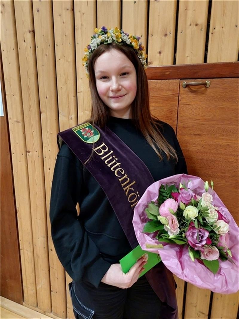 Blütenfest in Drochtersen: 15-Jährige ist die neue Königin Blütenkönigin Mia Wiegels. Foto: Umland