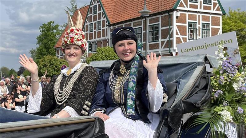 Blütenkorso im Mai 2024 mit neuer und alter Blütenkönigin: Linn Schuback und Anna-Sophie Sietas (von links).