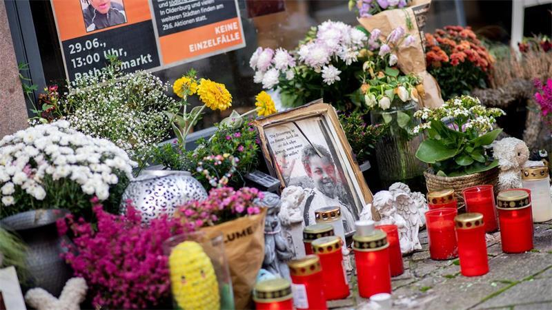 Tödliche Schüsse auf Lorenz - Polizist bald vor Gericht Blumen, Fotos und Kerzen am Tatort in Oldenburg erinnern an den Tod von Lorenz. Er starb durch Polizeischüsse. (Archivbild)