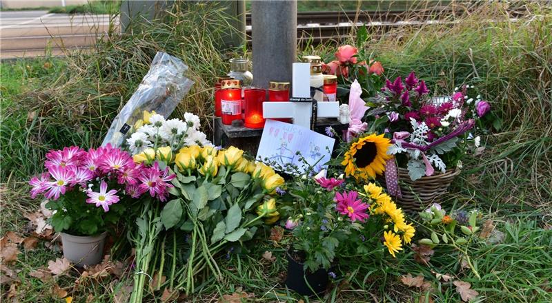 Blumen, Kerzen, ein Kreuz und Bilder liegen am Bahnübergang im Gedenken an die 16-Jährige. Foto Beneke