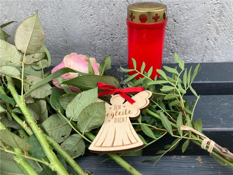 Tod von 14-Jähriger: Tatverdächtiger schweigt bislang Blumen, Kerzen und ein Engel für eine 14-Jährige aus Nordhessen, die tot in einem Waldstück gefunden wurde.