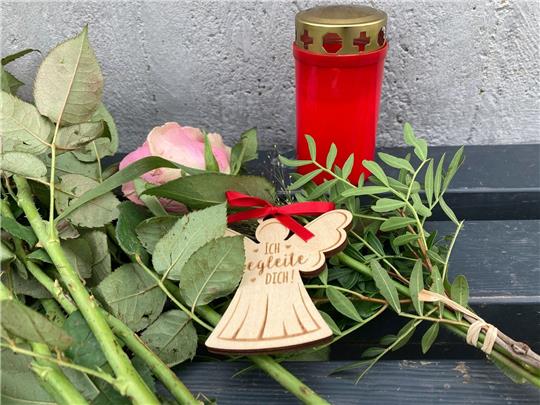 Blumen, Kerzen und ein Engel für eine  14-Jährige aus Nordhessen, die tot in einem Waldstück gefunden wurde.