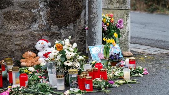 Blumen, Kuscheltiere und Kerzen vor dem Kinder- und Jugendhilfezentrum, in dem die Zehnjährige tot aufgefunden wurde.