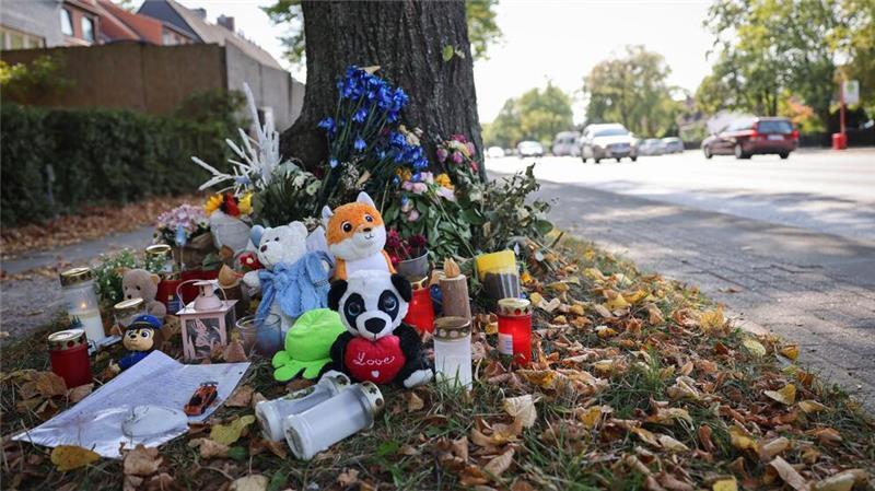 Toter Junge (2): Mordanklage nach Raser-Rennen in Hamburg Blumen, Stofftiere und Briefe liegen an einem Baum nahe einer Unfallstelle in Hamburg-Billstedt.