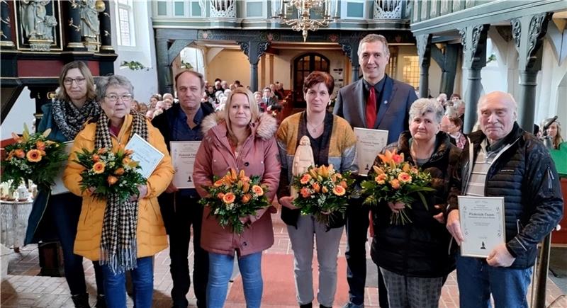 Oederquarter Picknick-Team mit Bürgerpreis „Der Oderik“ geehrt Blumen, Urkunden und eine kleine Holz-Statue für das Picknick-Team „Von-Korffscher- Weg“: Beim Neujahrsempfang in der St.-Johannis-Kirche wurden die Ehrenamtlichen mit dem Oederquarter Ehrenamtspreis „Der Oderik“ ausgezeichnet. Fotos: Lohma