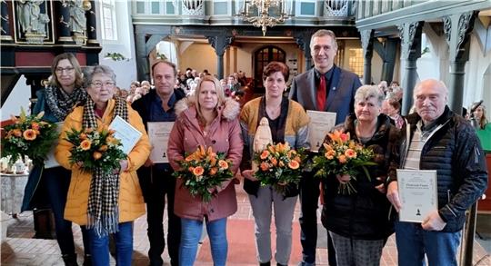 Blumen, Urkunden und eine kleine Holz-Statue für das Picknick-Team „Von-Korffscher- Weg“: Beim Neujahrsempfang in der St.-Johannis-Kirche wurden die Ehrenamtlichen mit dem Oederquarter Ehrenamtspreis „Der Oderik“ ausgezeichnet. Fotos: Lohma