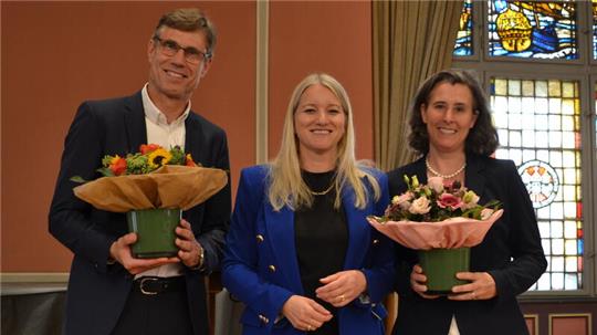 Blumen für Nachfolger und Vorgängerin: Justizministerin Kathrin Wahlmann (Mitte) beglückwünscht Veronika Heppes (rechts) und Burkhard Vonnahme zu ihren neuen Aufgaben.
