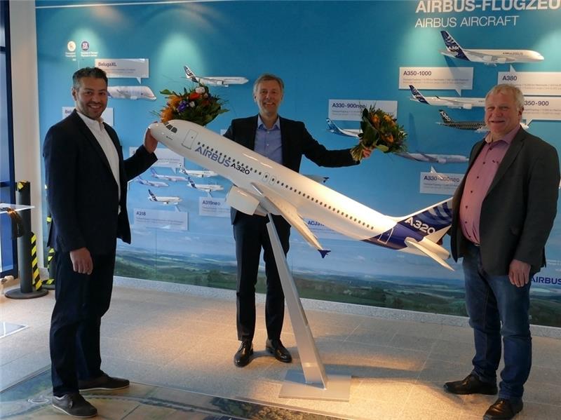 Blumen für den Betriebsrat : Werkleiter Joachim Betker verteilt sie an Tamer Yüksel (links) und Burkhard Borchers. Foto: Airbus