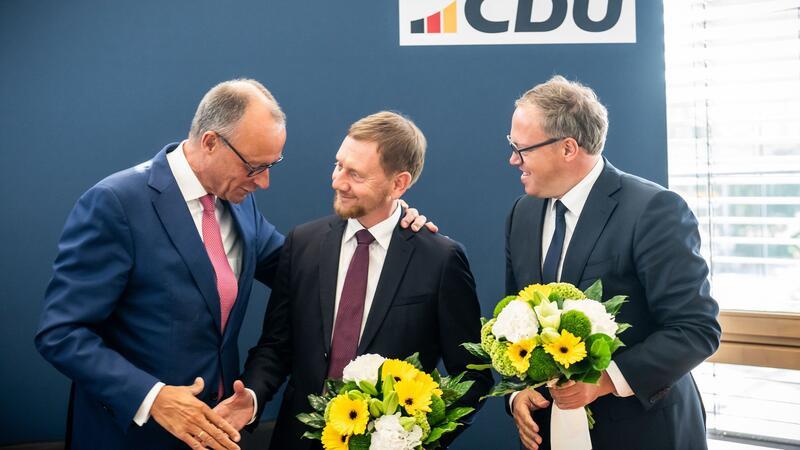 Blumen für die CDU-Spitzenkandidaten Kretschmer und Voigt, die in Sachsen und Thüringen Regierungschefs werden wollen.