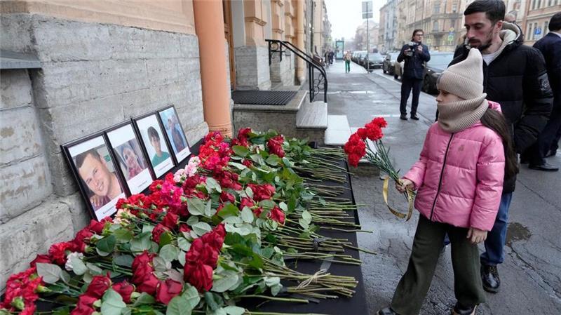 Baku geht von russischem Treffer auf Flugzeug aus Blumen für die Opfer des Absturzes.