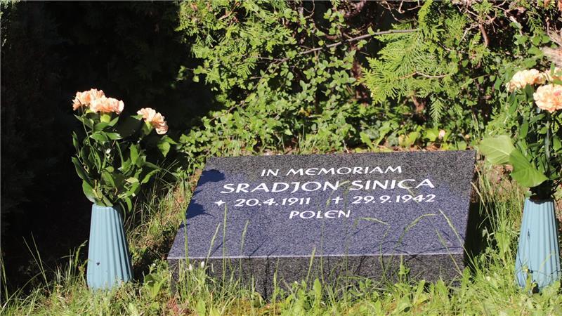 Spurensuche in Himmelpforten: Zehnte Klasse setzt mit Gedenkstein ein Zeichen Blumen für einen Mann, der 1942 fern seiner Heimat in Himmelpforten starb.