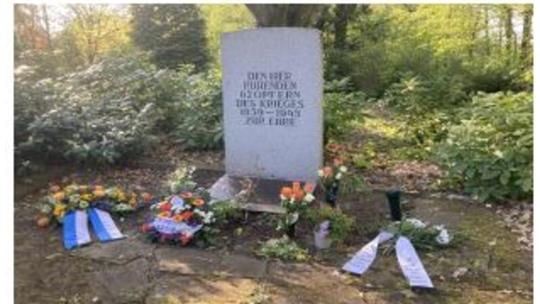 Blumen können zum Jahrestag der Befreiung an den Gedenkorten und Gräbern niedergelegt werden.