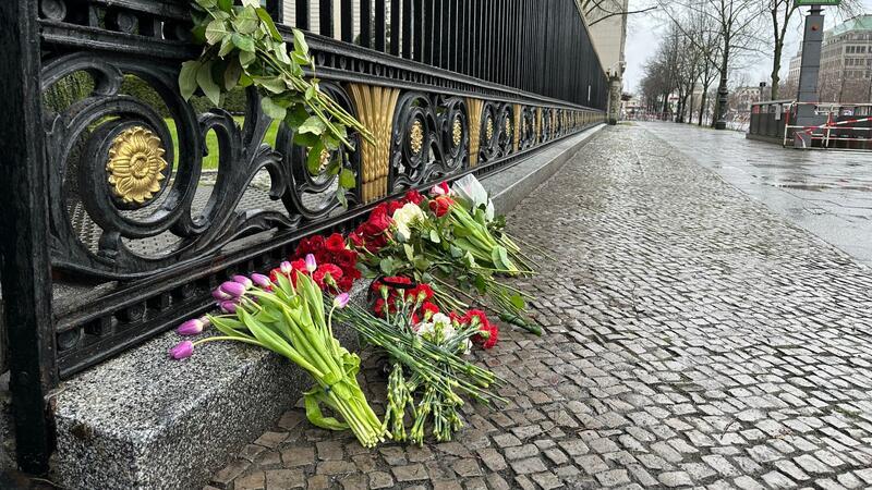 Reaktionen auf Anschlag in Moskau: Bundesregierung entsetzt Blumen liegen am Zaun der Russischen Botschaft in Berlin: Bei einem Anschlag auf das Veranstaltungszentrum Crocus City Hall ist die Zahl der Toten nach Angaben der Ermittler weiter gestiegen.