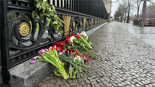 Blumen liegen am Zaun der Russischen Botschaft in Berlin: Bei einem Anschlag auf das Veranstaltungszentrum Crocus City Hall ist die Zahl der Toten nach Angaben der Ermittler weiter gestiegen.