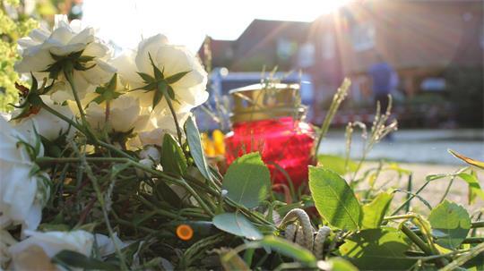 Blumen liegen nahe einem Gebäude der Stader Jugendeinrichtung in der Dankersstraße. In der Einrichtung waren gestern mehrere Menschen durch Schüsse gestorben.