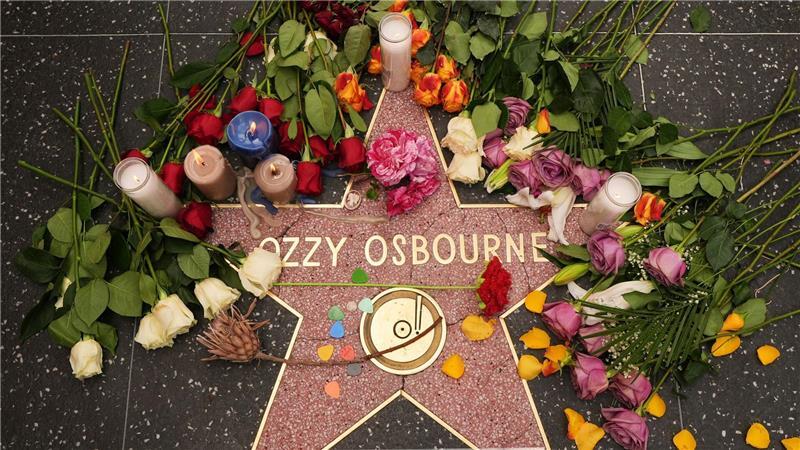 Bilder des Tages Blumen liegen um den Stern für Ozzy Osbourne auf dem Hollywood Walk of Fame.