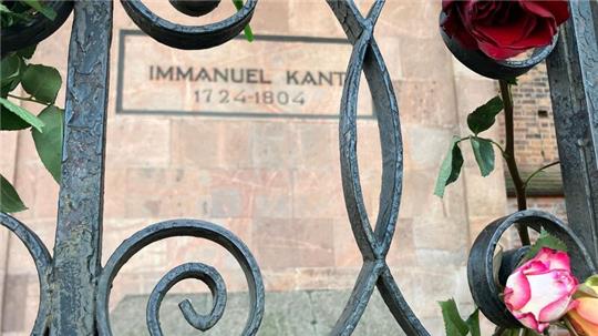 Blumen schmücken die Grabstelle von Immanuel Kant in Kaliningrad.