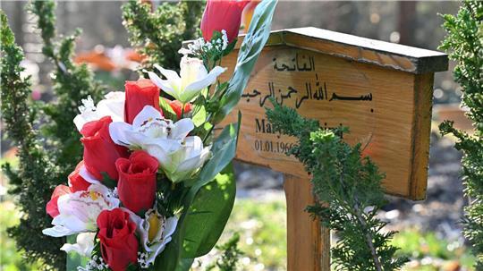 Blumen stehen an einem Grab auf dem Grabfeld für muslimische Bestattungen auf einem Friedhof. (Symbolbild)
