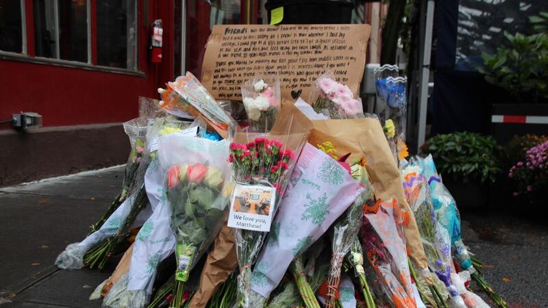Blumen und Botschaften im Gedenken an  Matthew Perry vor dem „Friends“-Haus in New York.