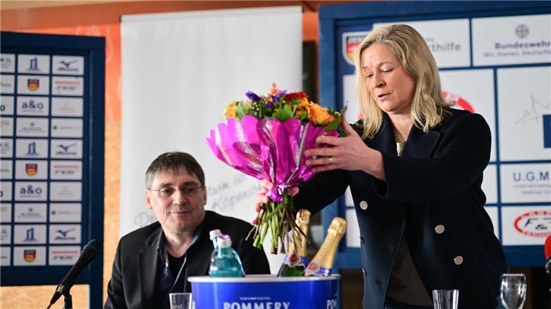 In Champagner-Laune: Pechstein fühlt sich frei und tritt ab Blumen und Champagner zum Abschied.