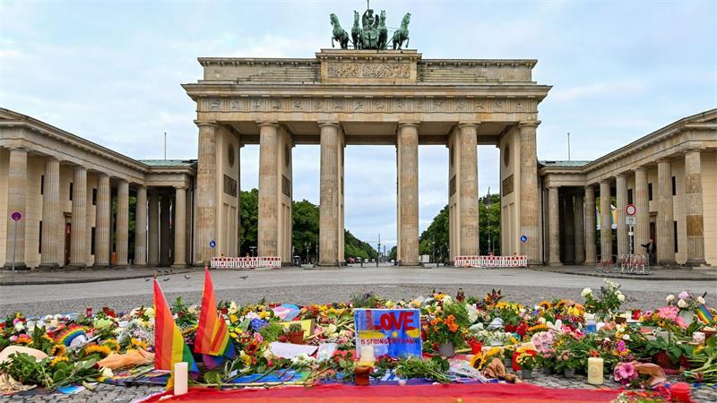 Blumen und Kerzen am Brandenburger Tor nach Fahrt in Menschenmenge beim CSD in Berlin