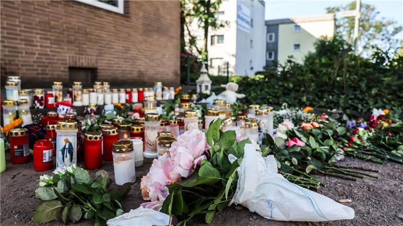 Blumen und Kerzen am Unfallort: In Dinslaken ist die Trauer nach dem Unfalltod zweier Kinder groß.