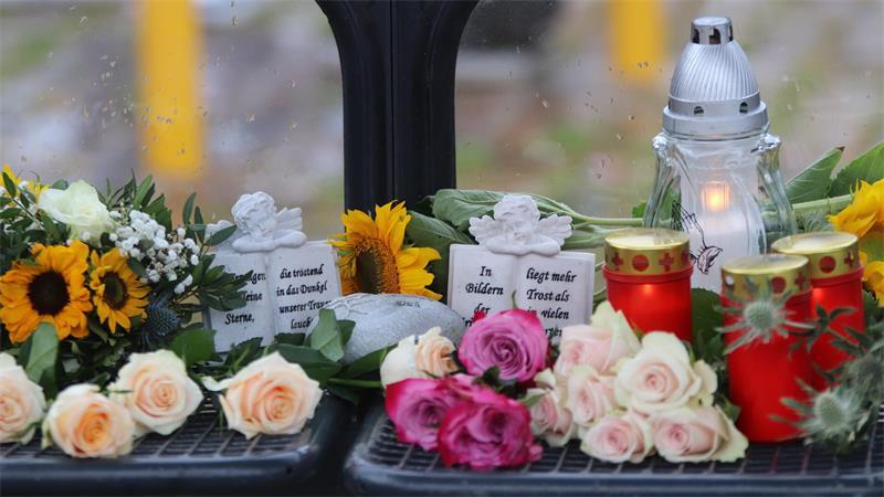 Blumen und Kerzen am improvisierten Gedenkort am Hafen.