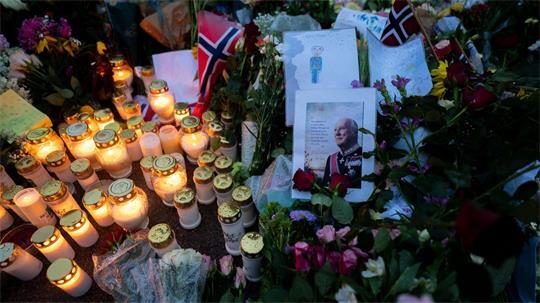 Blumen und Kerzen haben die Norweger für den beliebten König Harald V. vor dem Schloss in Oslo abgelegt. 